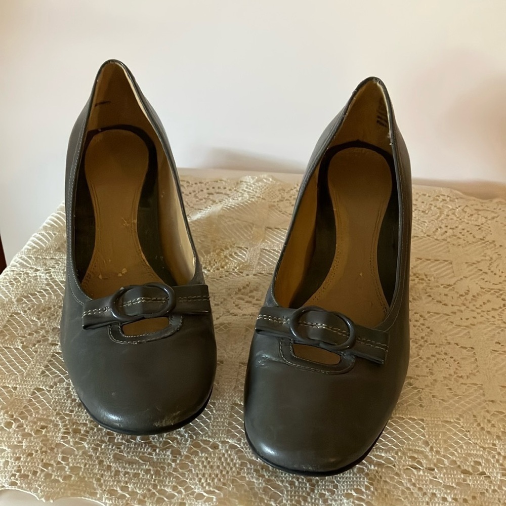 Naturalizer Womens Gray 8 1/2M Pumps Heel measures Approximately 2 3/4”.  GUC